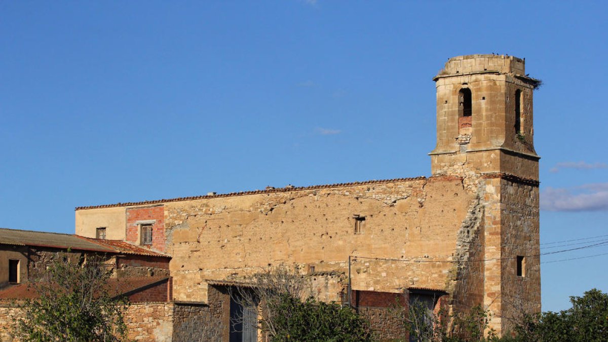Vista del edificio del antiguo monasterio de Escarp, en el Baix Segre.
