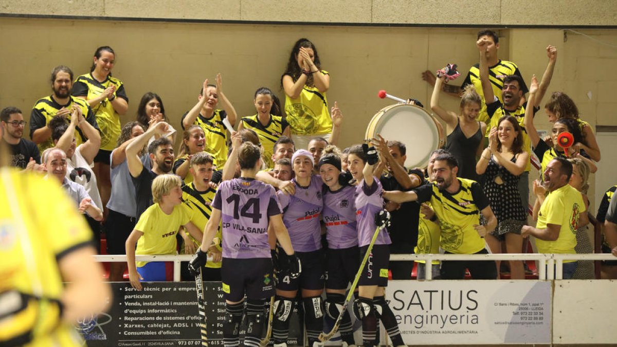 Jugadores del Vila-sana celebren davant dels aficionats un dels gols contra el Palau de Plegamans.