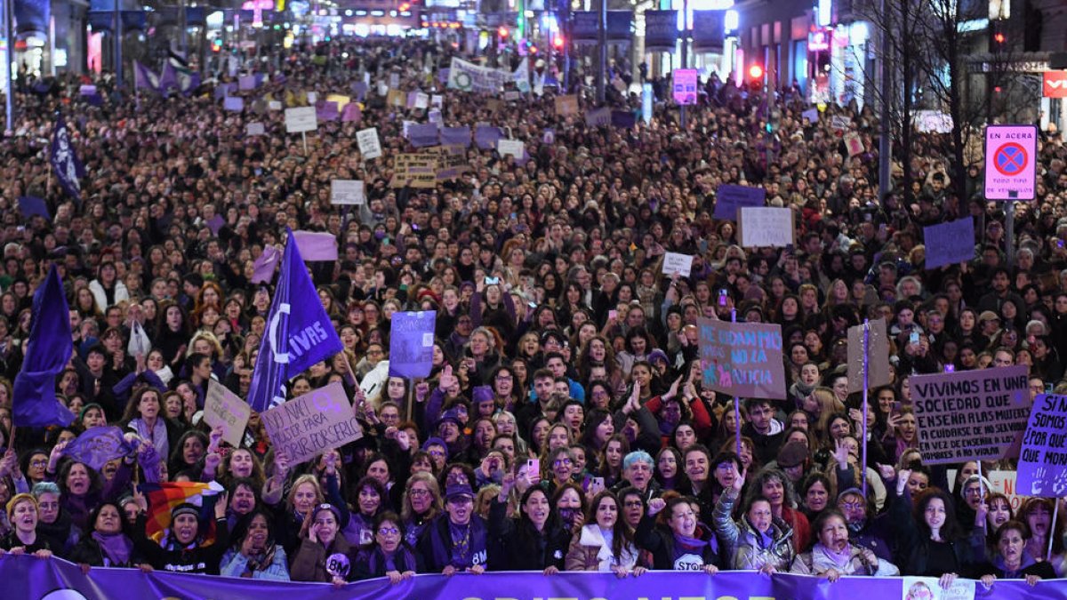 Miles de manifestantes convocados por la Comisión 8M marchan por el centro de Madrid.