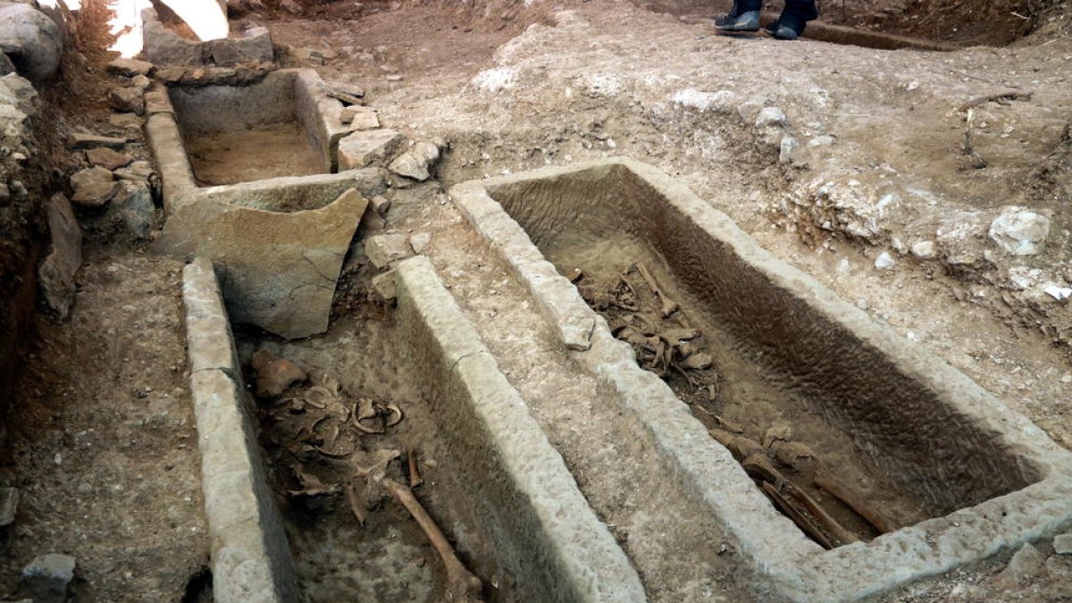 Les excavacions al jaciment de Santa Coloma d'Àger deixen al descobert sarcòfags i les restes de sis individus