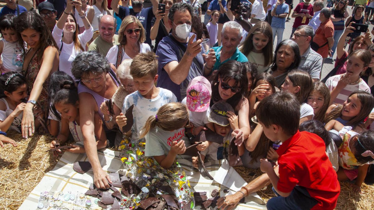 El Ball d’Espases de Cervera amenizó la Fira de l’Ou.