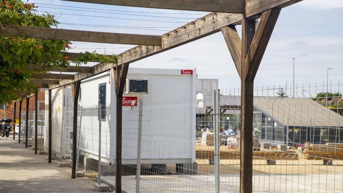Mòduls ja instal·lats a la gran plaça.