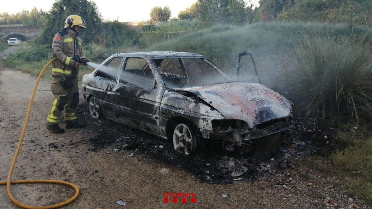 Els Bombers apaguen un foc d'un vehicle, que ha cremat tota la nit, a Alfarràs