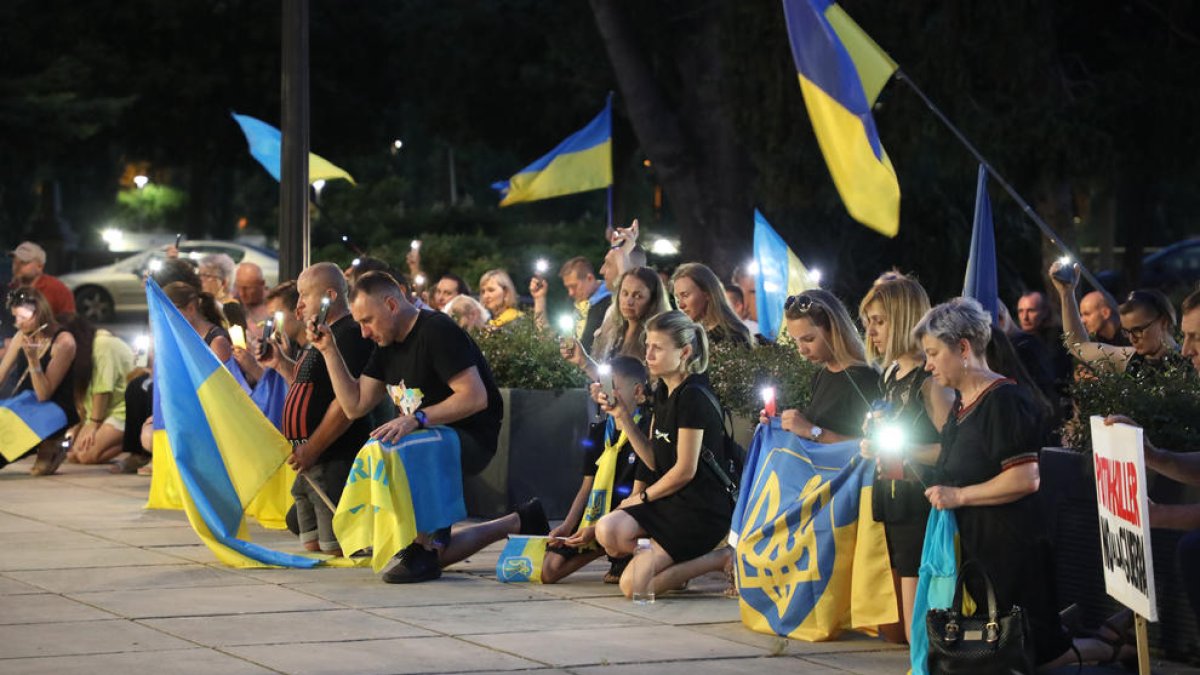 La manifestación ayer delante de la subdelegación en Lleida.