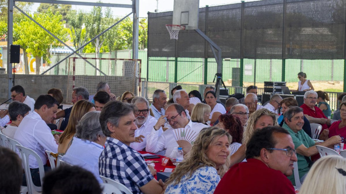 Miquel Iceta fue la estrella de la Festa de la Rosa del PSC en Alpicat, que reunió a unas 300 personas.