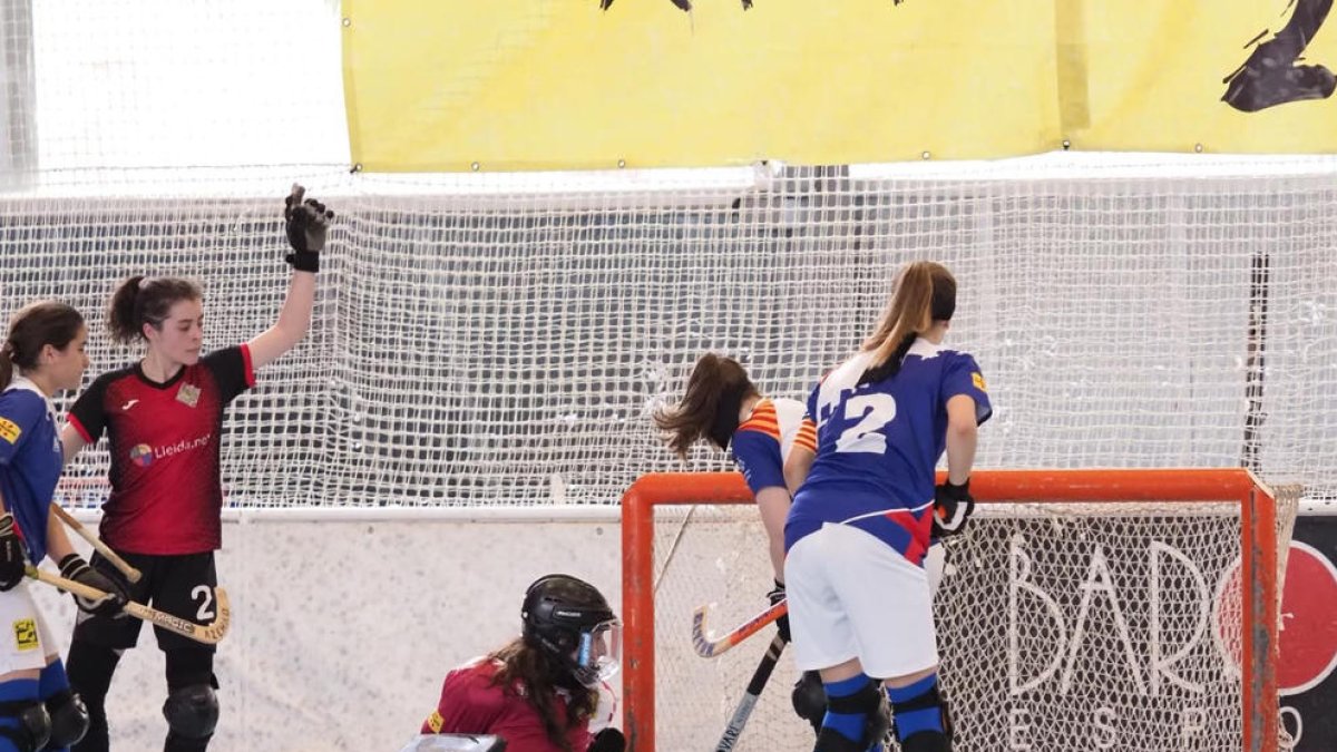 Eva Pastor, del Alpicat, celebrando uno de los goles del partido de ayer disputado en Mataró.