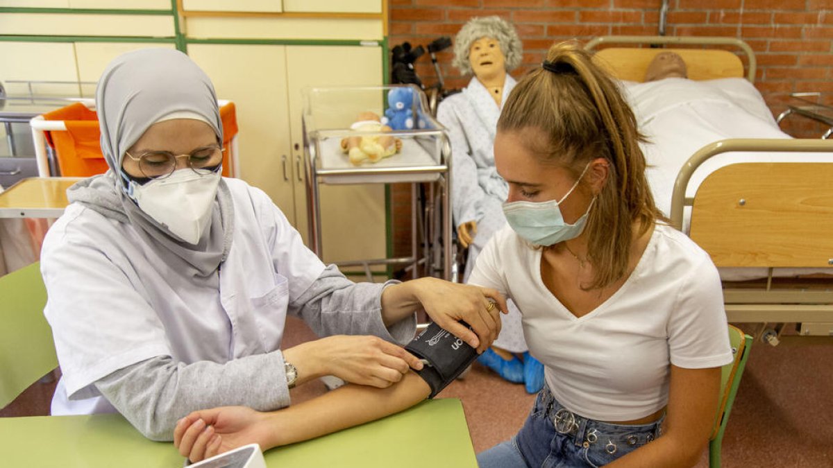Alumnas del ciclo de Cuidados Auxiliares de Enfermería del instituto Torre Vicens, el curso pasado.