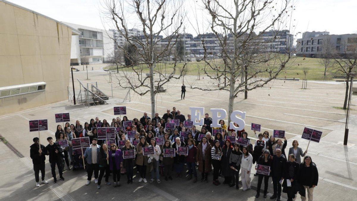 Foto de familia de los alumnos y profesores de la EPS, ayer en el campus de Cappont.