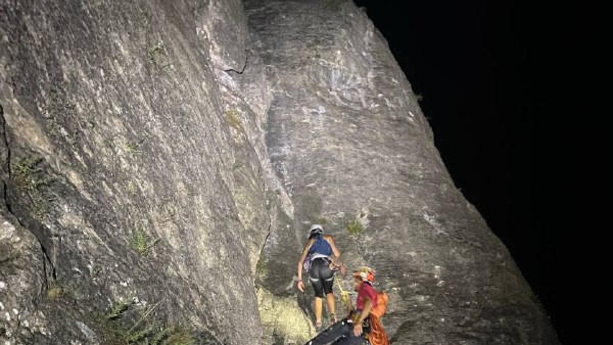 Un efectivo del GRAE durante el rescate, ayer de madrugada.