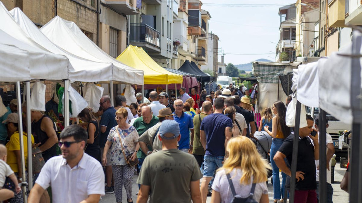 Els carrers d’Artesa de Segre es van omplir de visitants atrets pels productes de proximitat.