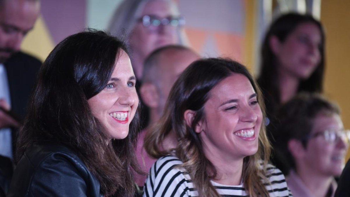 La ministra de Drets Socials i Agenda 2030 i secretària general de Podem, Ione Belarra (esquerra) i la ministra d'Igualtat, Irene Montero