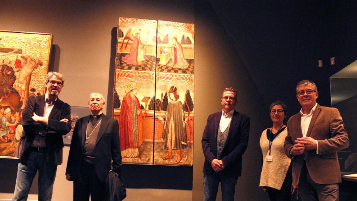 Autoritats en l'acte de presentació de les dues taules gòtiques del Mestre de Vielha cedides per la Diputació de Lleida al Museu de Lleida.