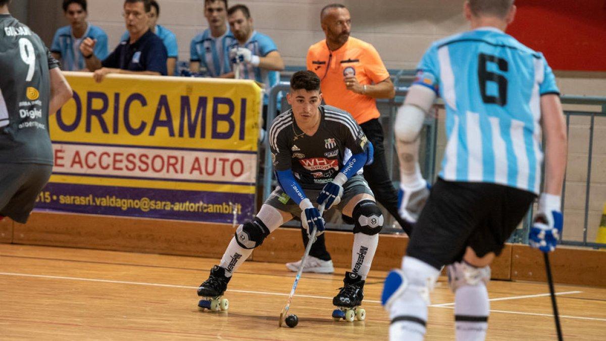 Nico Ojeda, nuevo fichaje del Llista, conduce la bola ante un rival