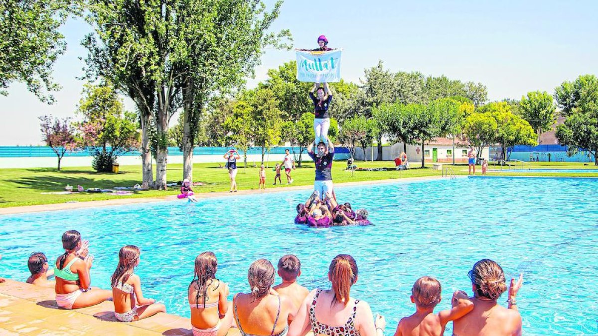 Decenas de personas se dieron el chapuzón solidario en las piscinas de Les Borges Blanques.