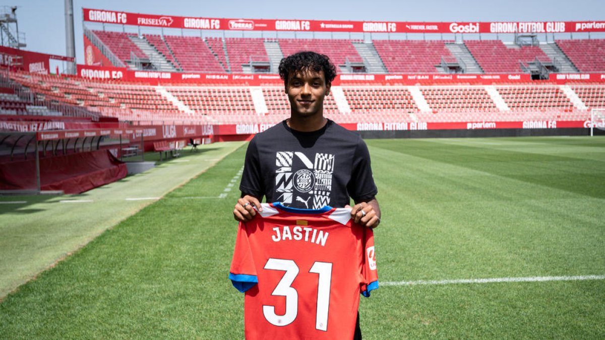 Jastin, posando con la camiseta del Girona en Montilivi.