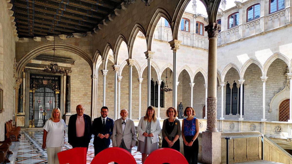 Foto de família de Josep Vallverdú amb el president Aragonès i autoritats ahir al Palau de la Generalitat.