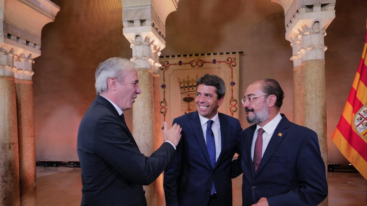 Jorge Azcón, ahir al costat del seu homòleg valencià, Carlos Mazón, i el seu predecessor, Javier Lambán.