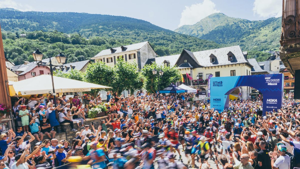 El moment de la multitudinària sortida de la prova EXP, de 32 km, que s’estrenava en aquesta edició.
