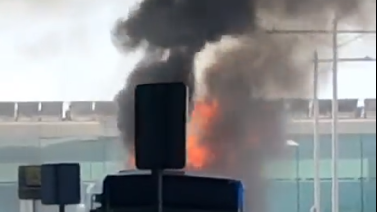 El autobús se incendió en la Terminal 1 del aeropuerto.