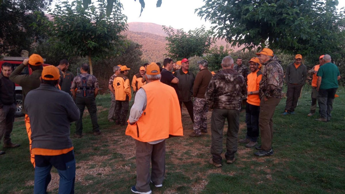 Los cazadores de Peramola salieron ayer a efectuar una batida tras levantarse la huelga.
