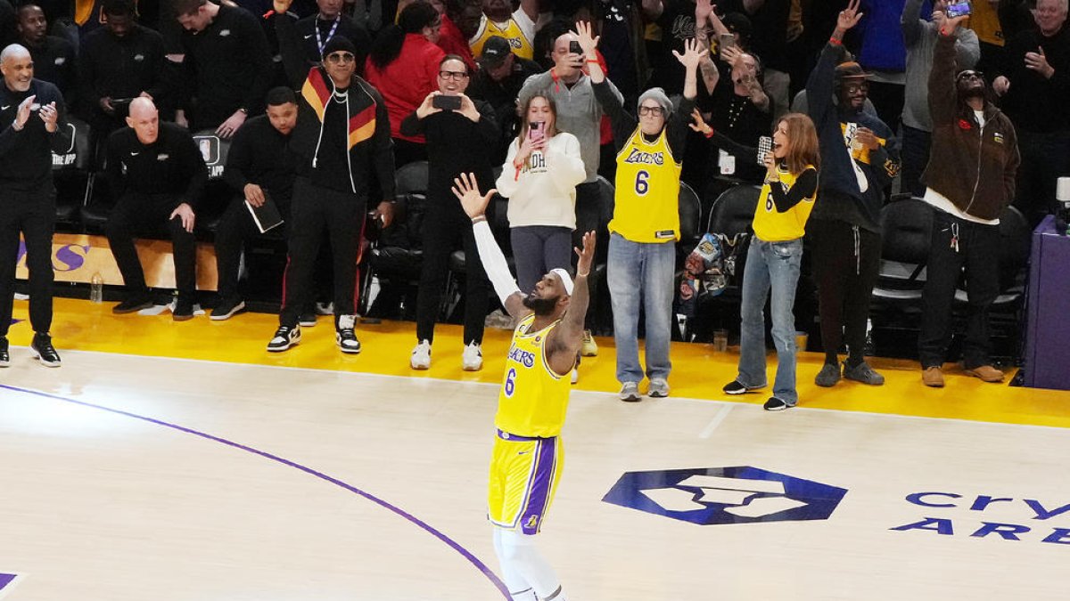 LeBron, amb els braços alçats, celebra la cistella que va valer el rècord.