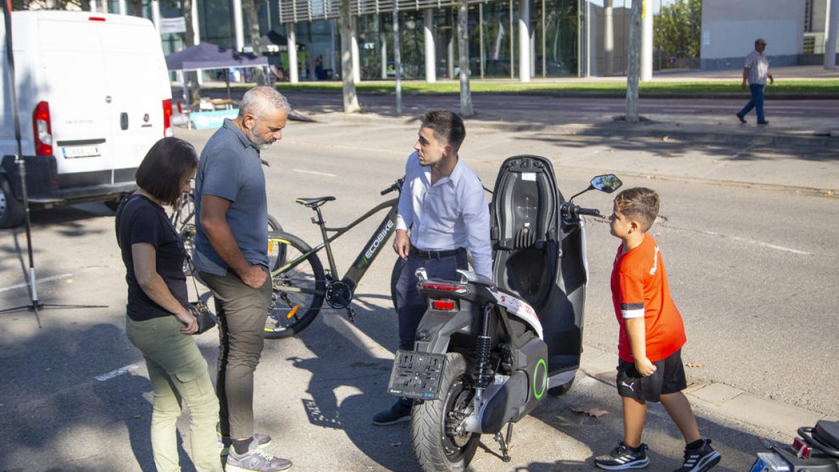 Exposició de vehicles elèctrics per reduir la contaminació