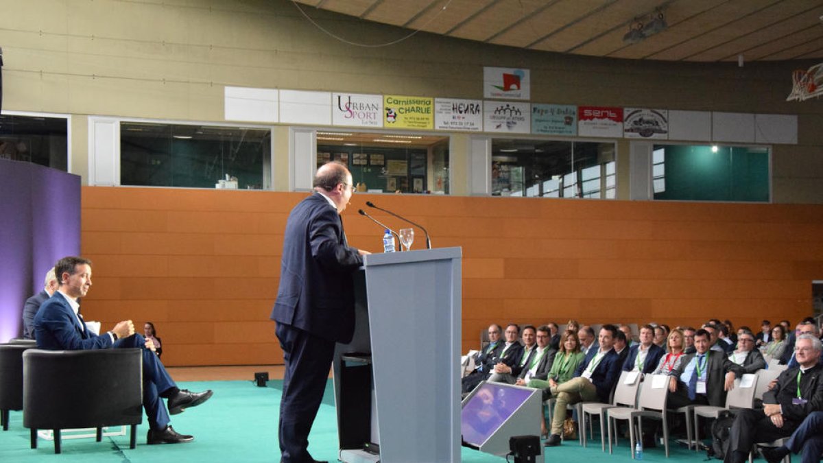 Miquel Iceta s’adreça als empresaris davant de l’atenta mirada del president de la trobada, Josep Serveto.