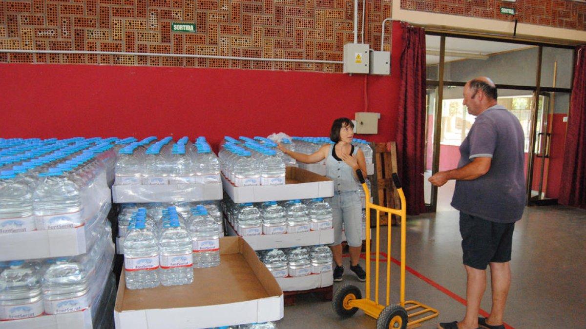 Reparto de agua embotellada en junio del pasado año.