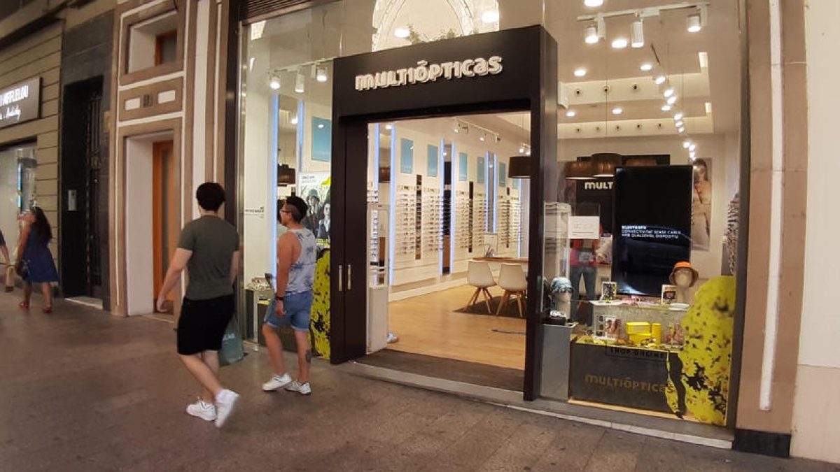 A l’Eix Comercial són diverses les botigues que no tenen un sistema de tancament automàtic de portes.