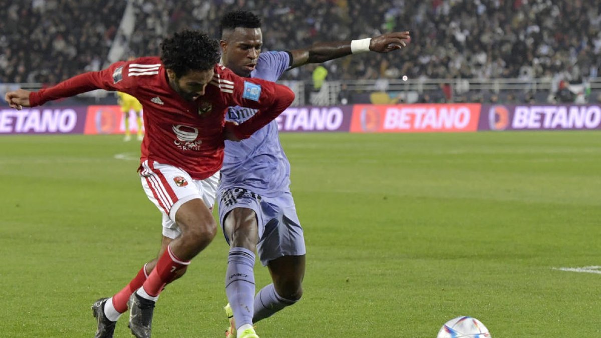 Vinicius disputa una pilota amb un jugador de l’Al-Ahly egipci.