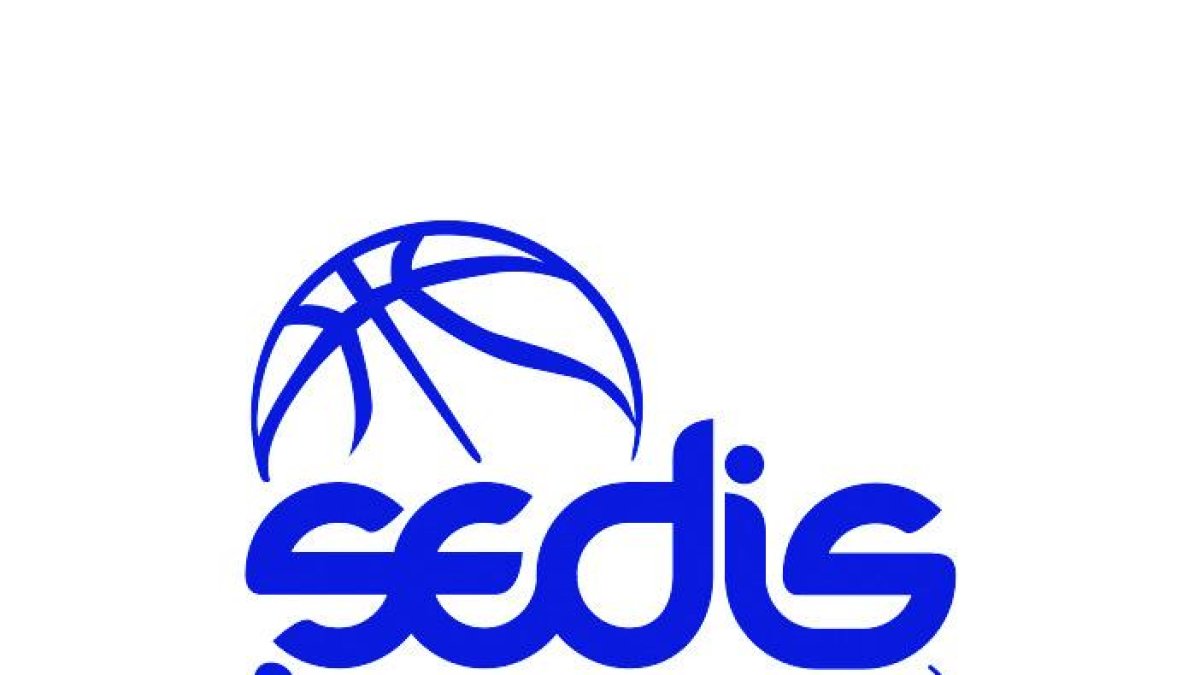 Jewel Tunstull prepara su lanzamiento ante la maliense Coulibaly.