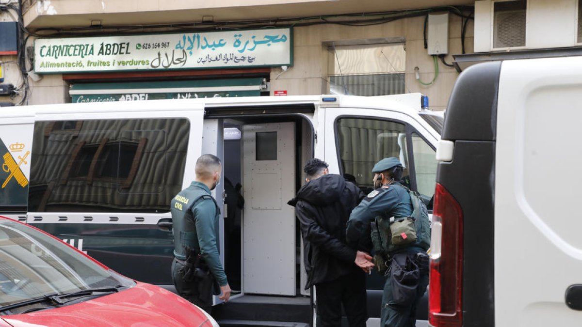 Imagen del traslado de uno de los detenidos en la calle Ramon Llull.