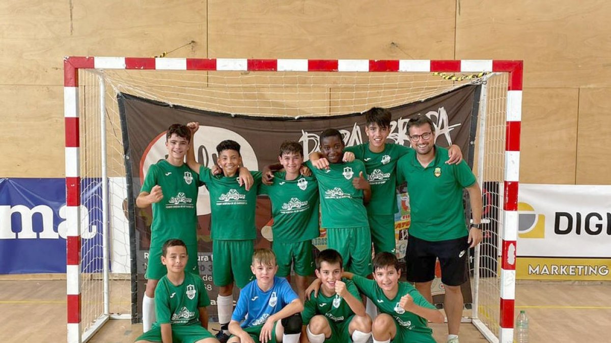 La plantilla del FS Maials alevín celebrando el ascenso.