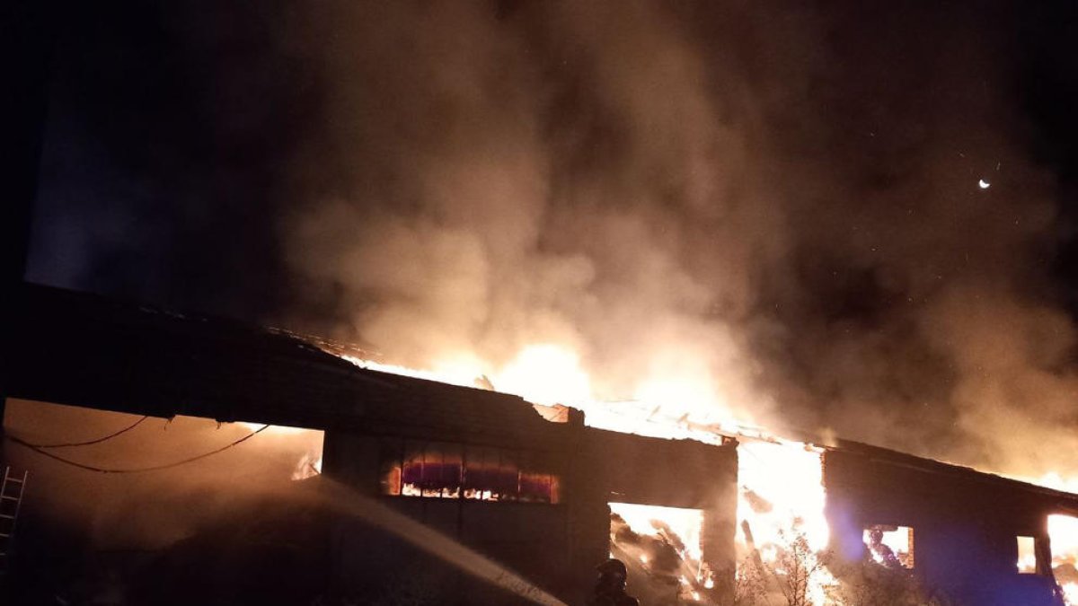 Efectivos de los Bomberos trabajando ayer de madrugada en el incendio de un pajar en Vilamitjana.