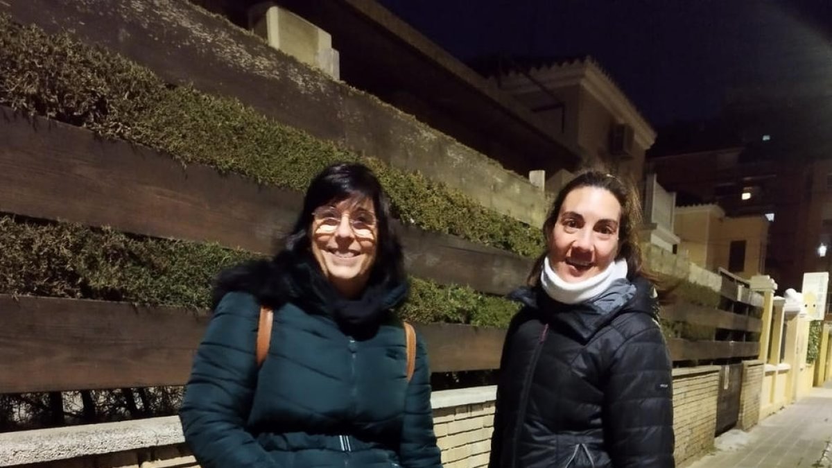 Dos vecinas del Clot muestran los kits de limpieza.