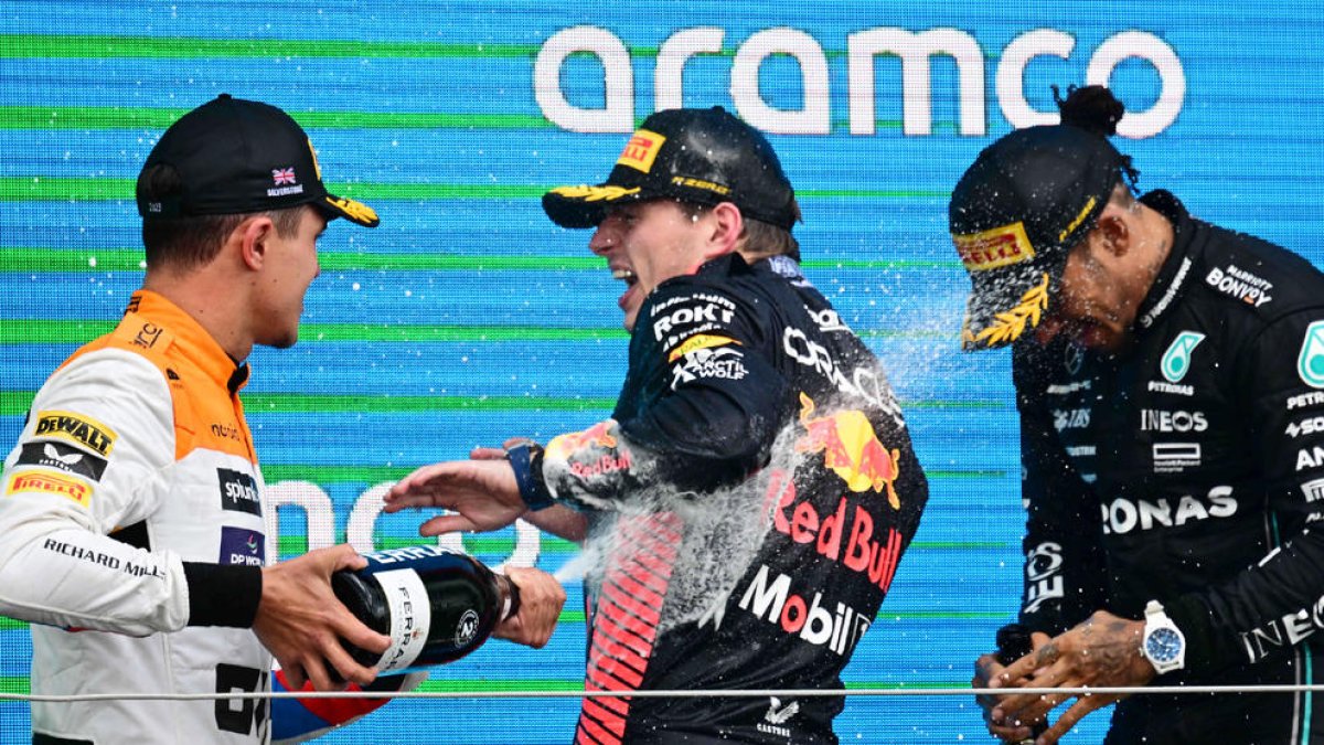 Max Verstappen, ahir al podi secundat pels britànics Lando Norris i Lewis Hamilton.