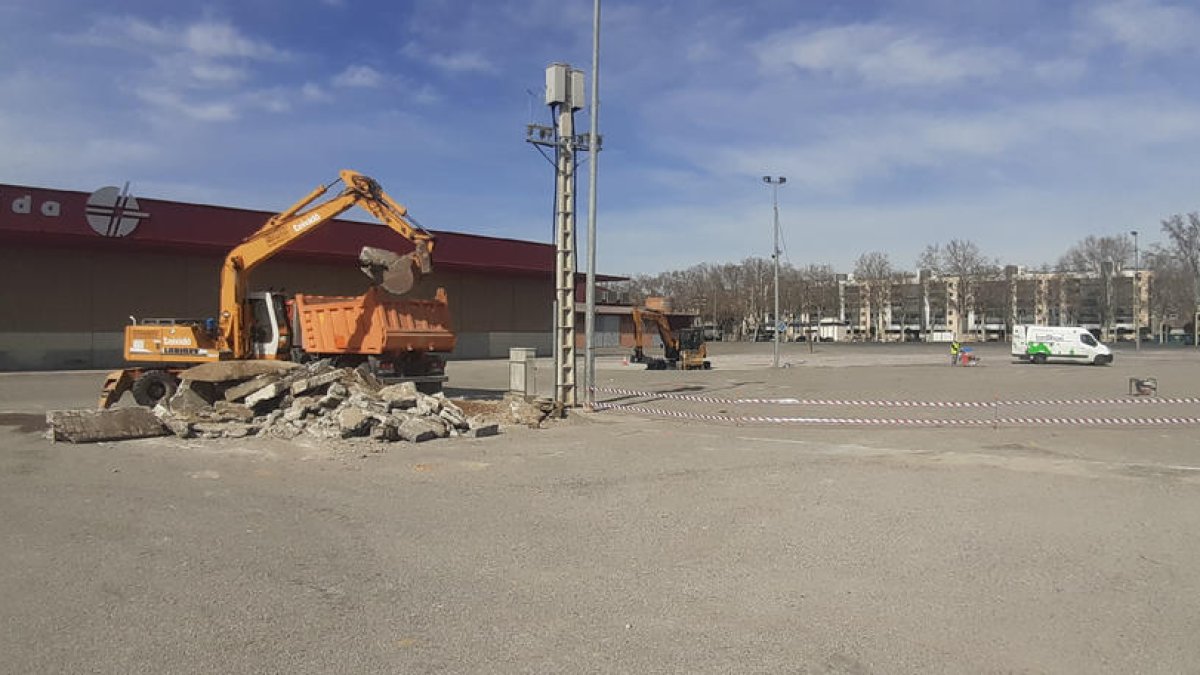 Els operaris van acordonar ahir la zona i van començar els treballs d’excavació per instal·lar la xarxa.