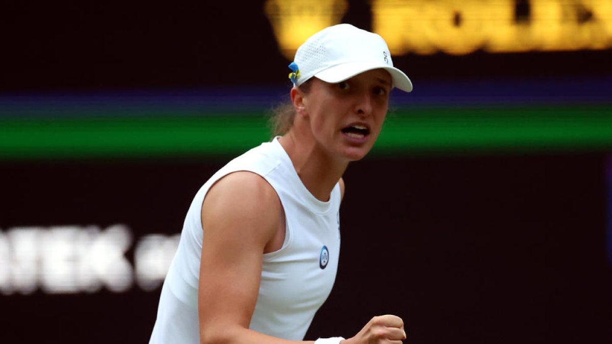 La polonesa Iga Swiatek celebra un punt ahir contra la suïssa Bencic.