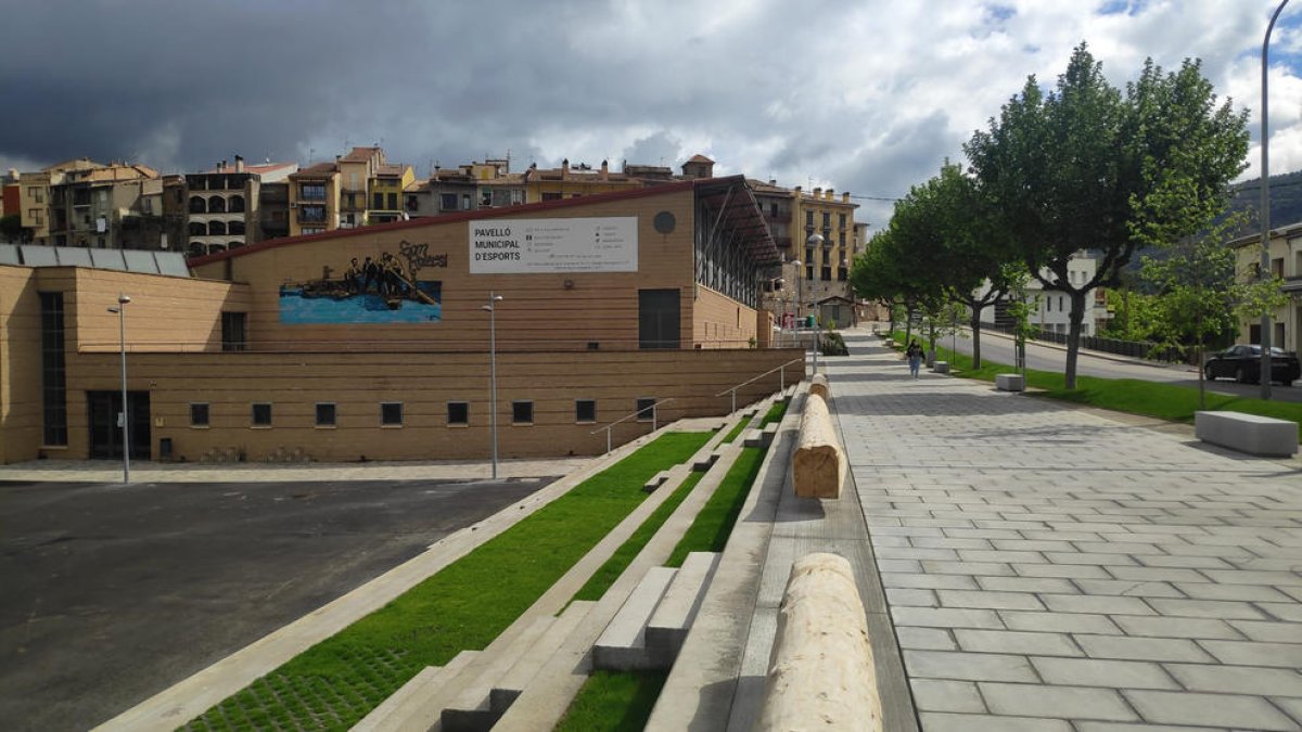 Imatge de l’exterior del pavelló municipal d’esports de la Pobla de Segur.