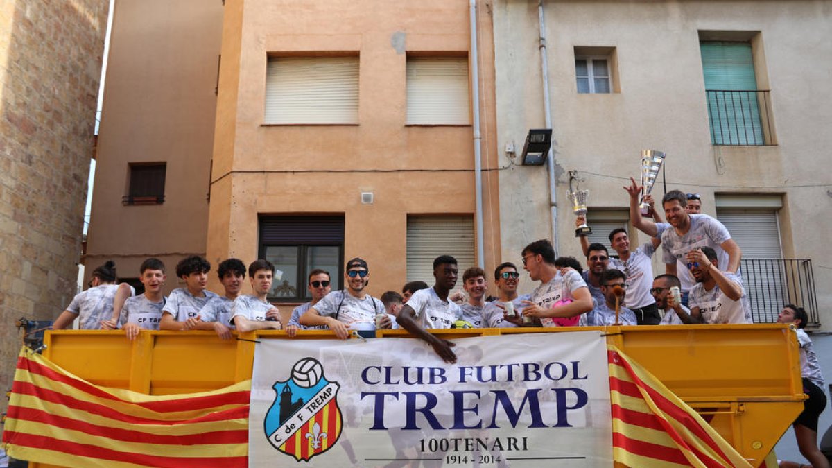 La plantilla del Tremp, festejando el ascenso por toda la ciudad.