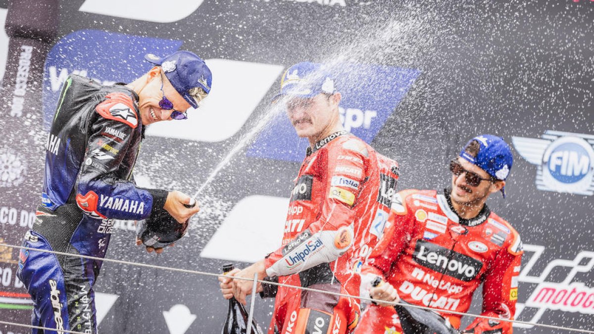 Los pilotos que integraron el podio de MotoGP, celebran su éxito en el Gran Premio de Austria.