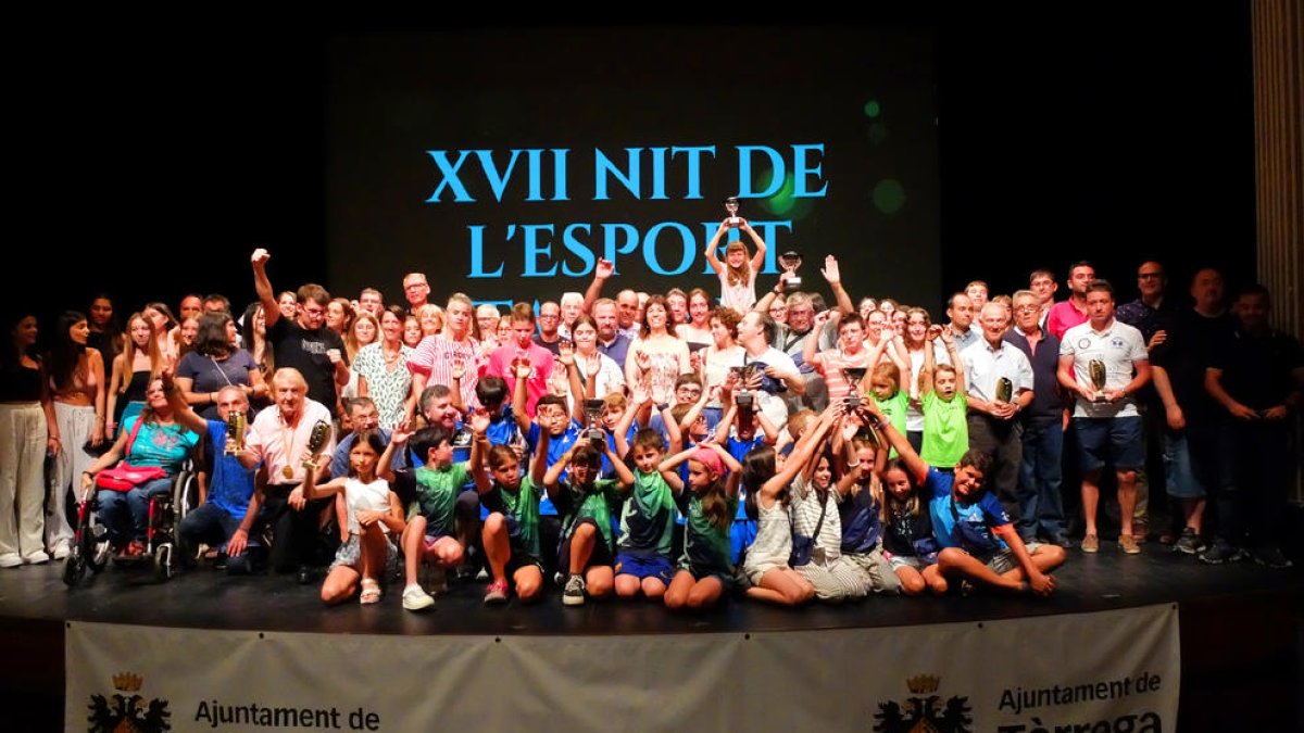 Foto de família amb tots els premiats durant la Nit de l’Esport de Tàrrega.