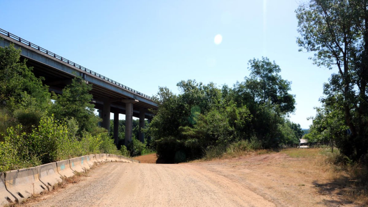 Pont des del qual van saltar ahir els dos presumptes lladres a l’AP-7 a Sant Julià de Ramis.