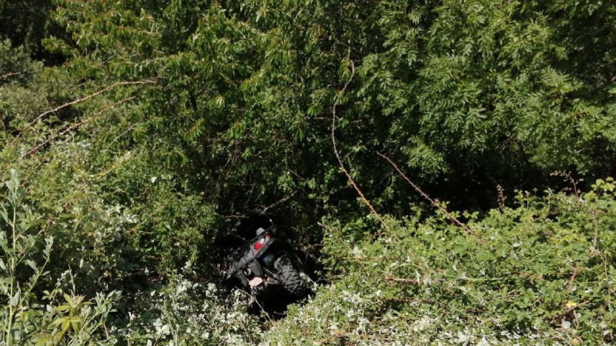 La conductora del booguie quedó atrapada tras el accidente.