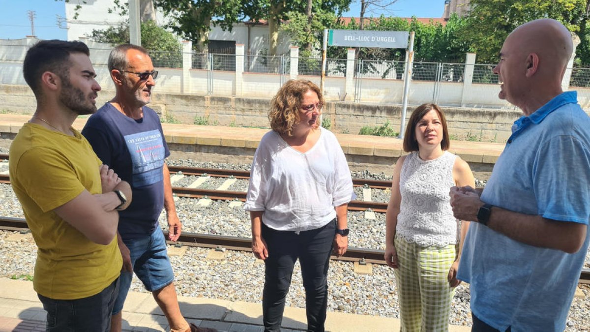 Vox -  El secretario general de Vox, Ignacio Garriga, visitó el mercado de Torrefarrera y dijo que a su partido le importa un rábano los conocimientos de catalán para trabajar en empresas públicas.