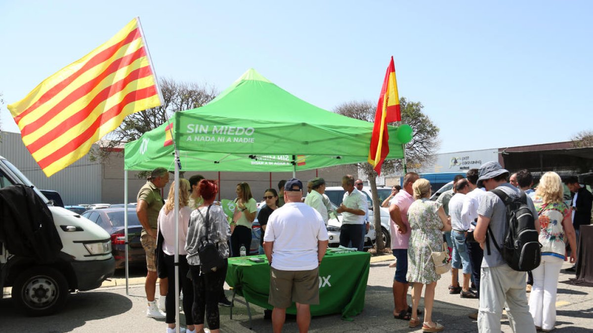 Vox -  El secretario general de Vox, Ignacio Garriga, visitó el mercado de Torrefarrera y dijo que a su partido le importa un rábano los conocimientos de catalán para trabajar en empresas públicas.