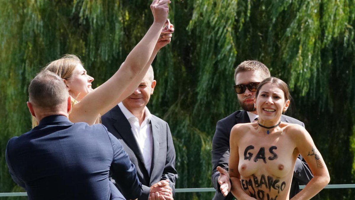 Las activistas que protestaron con el torso desnudo ante Scholz.