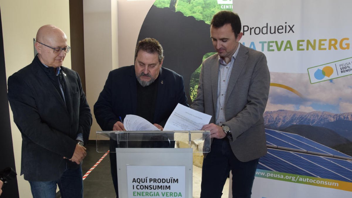 La firma del acuerdo entre Coll de Nargó y Peusa.