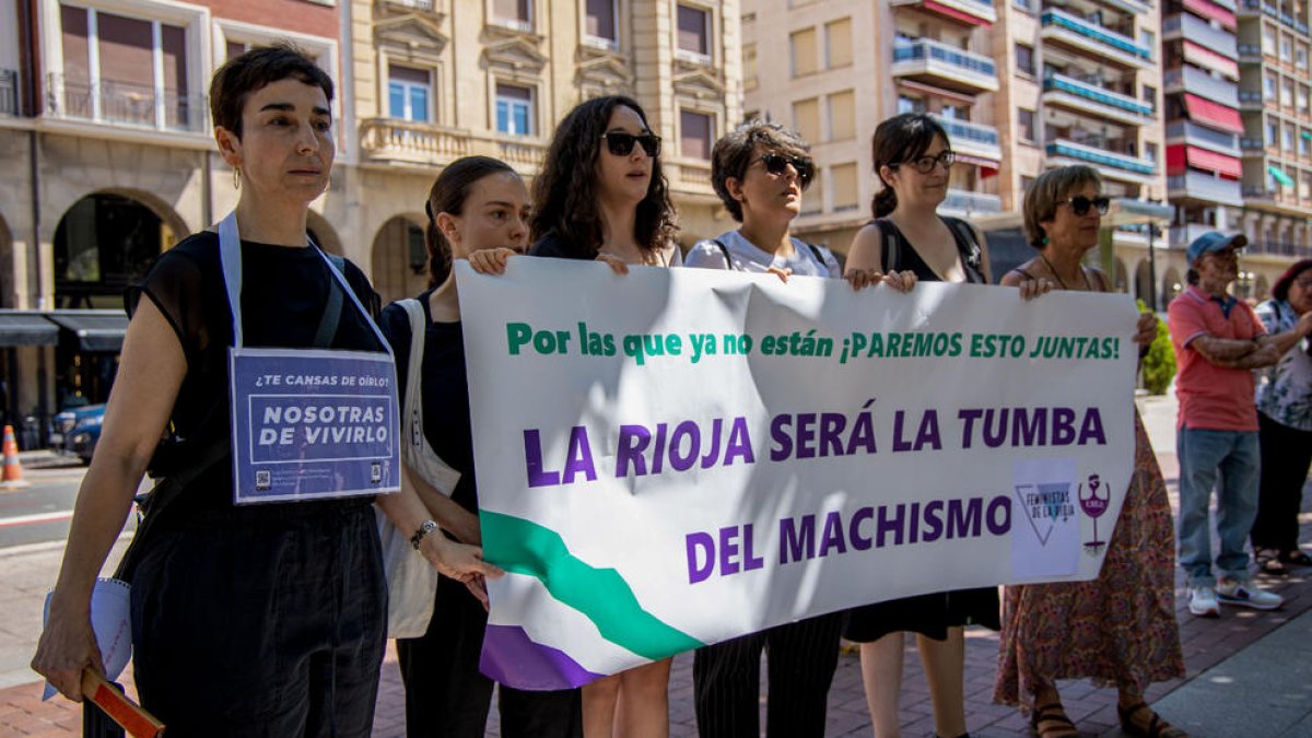 Un momento de una de las concentraciones celebradas ayer en Logroño por la mujer asesinada.