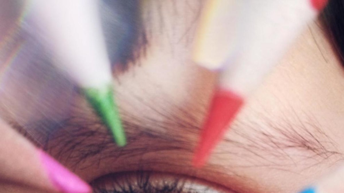 La moda viral para cambiar el color de los ojos que desaconsejan los oftalmólogos